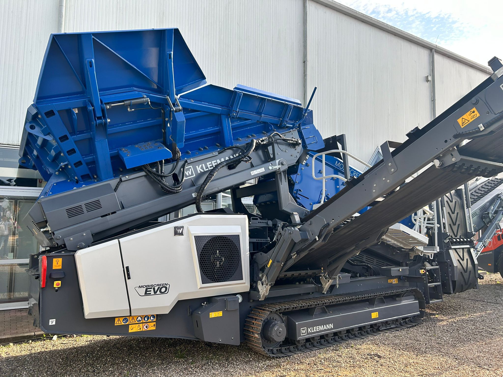 Mobile Recyclinganlage von E&F Recycling zur Durchführung von Sieb- und Brecharbeiten direkt Ort.